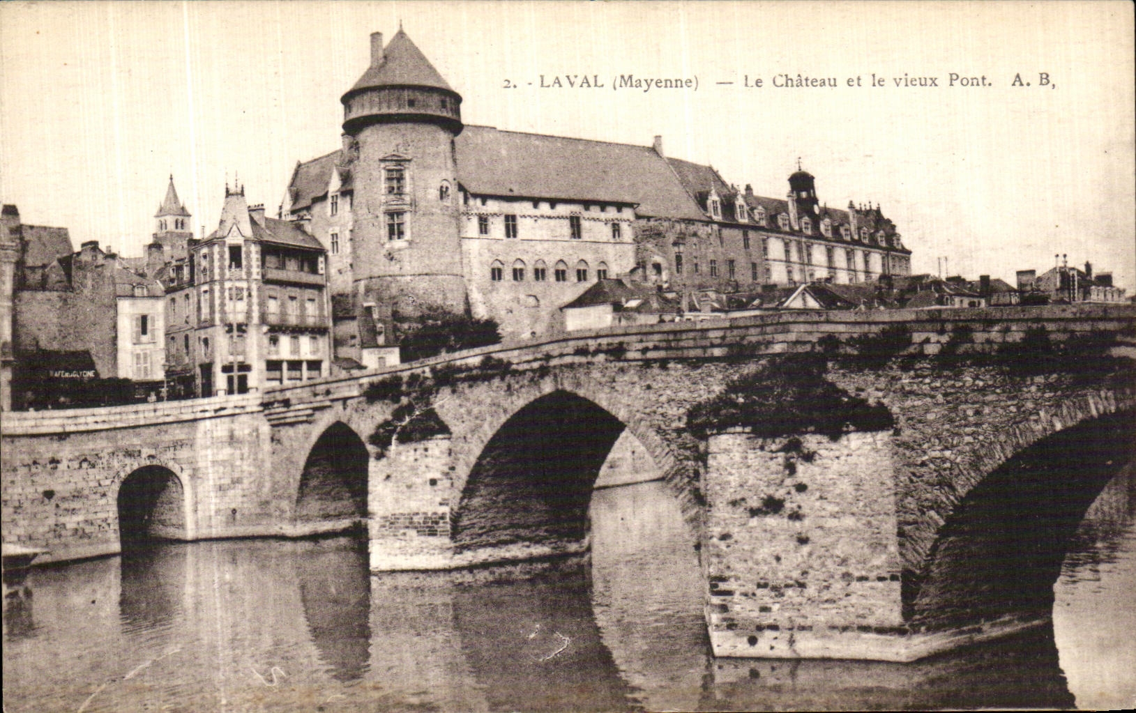 CPA Laval Le chateau et le vieux pont