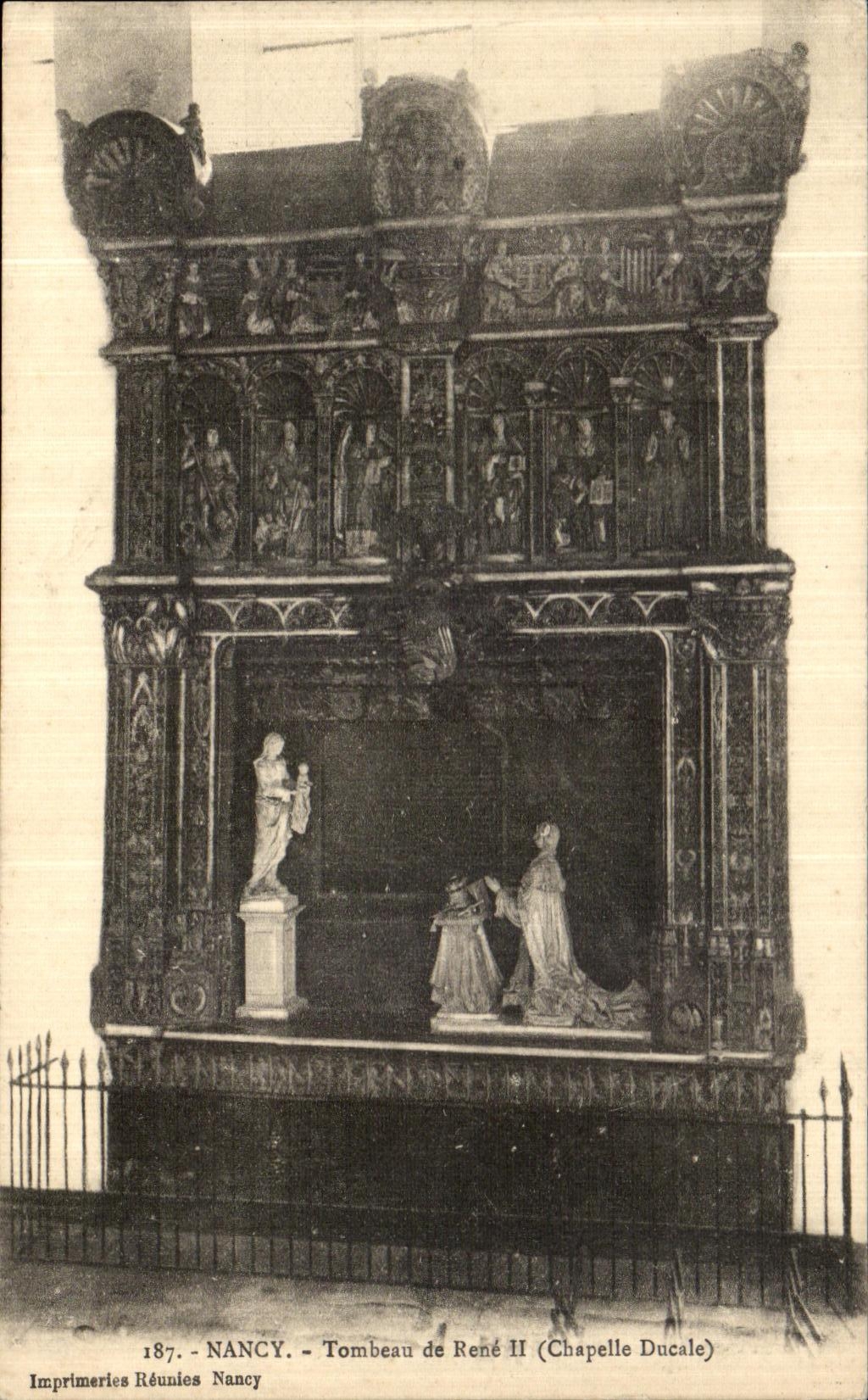 CPA Nancy Tombeau de Rene II Chapelle ducale