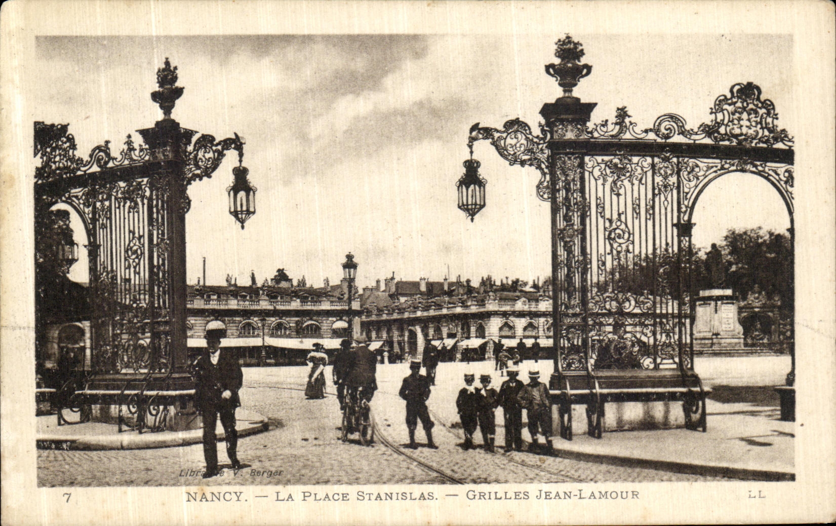 CPA Nancy La place Stanislas GRilles Jean Lamour
