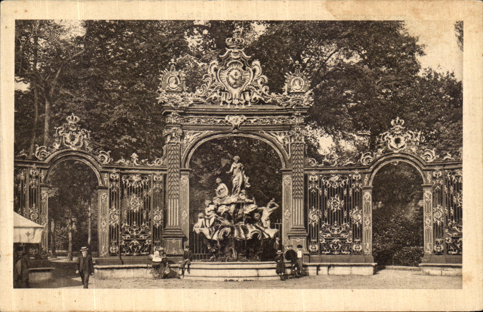 CPA Nancy Place Stanislas Grilles en fer Forge de Jean Lamour Fontaine d Amphitrite