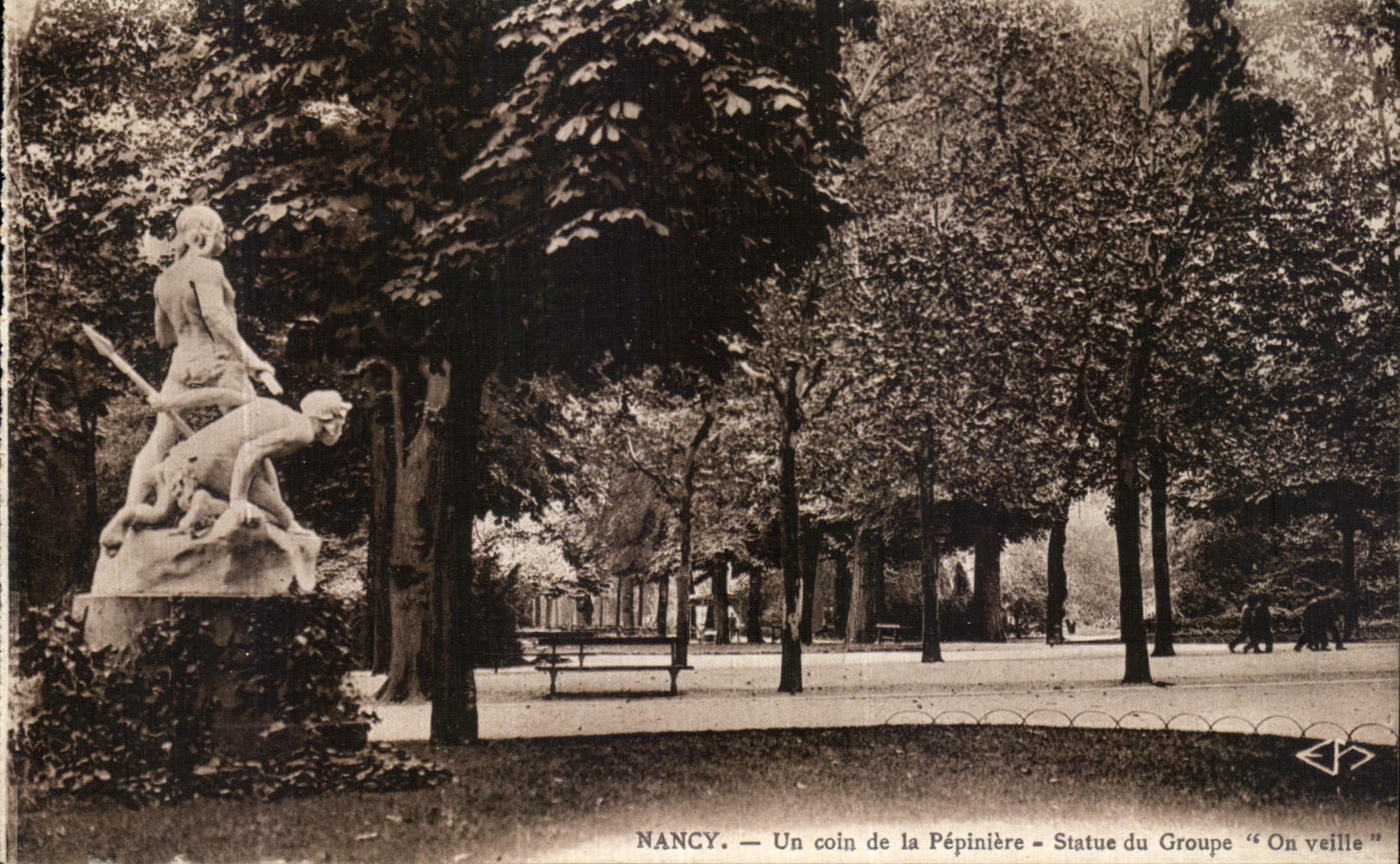 CPA Nancy Un Coin de la Pepiniere Statue du Groupe On Veille