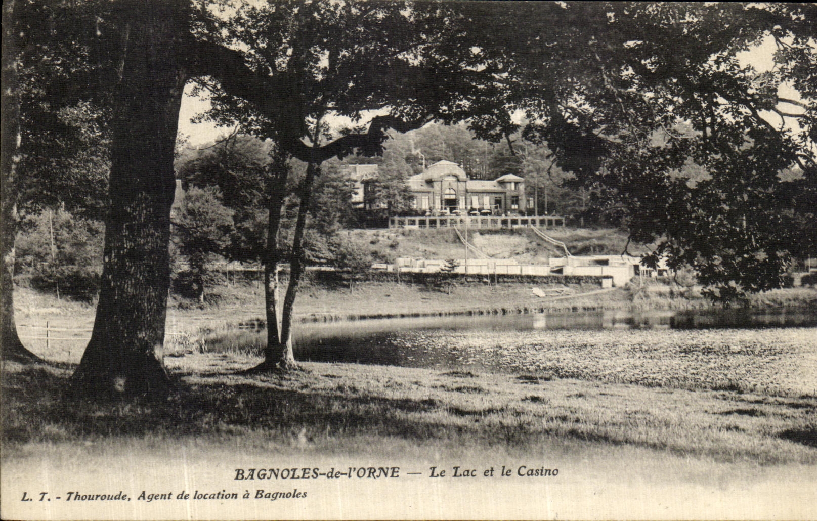 CPA Bagnoles De L Orne Le Lac et le Castno