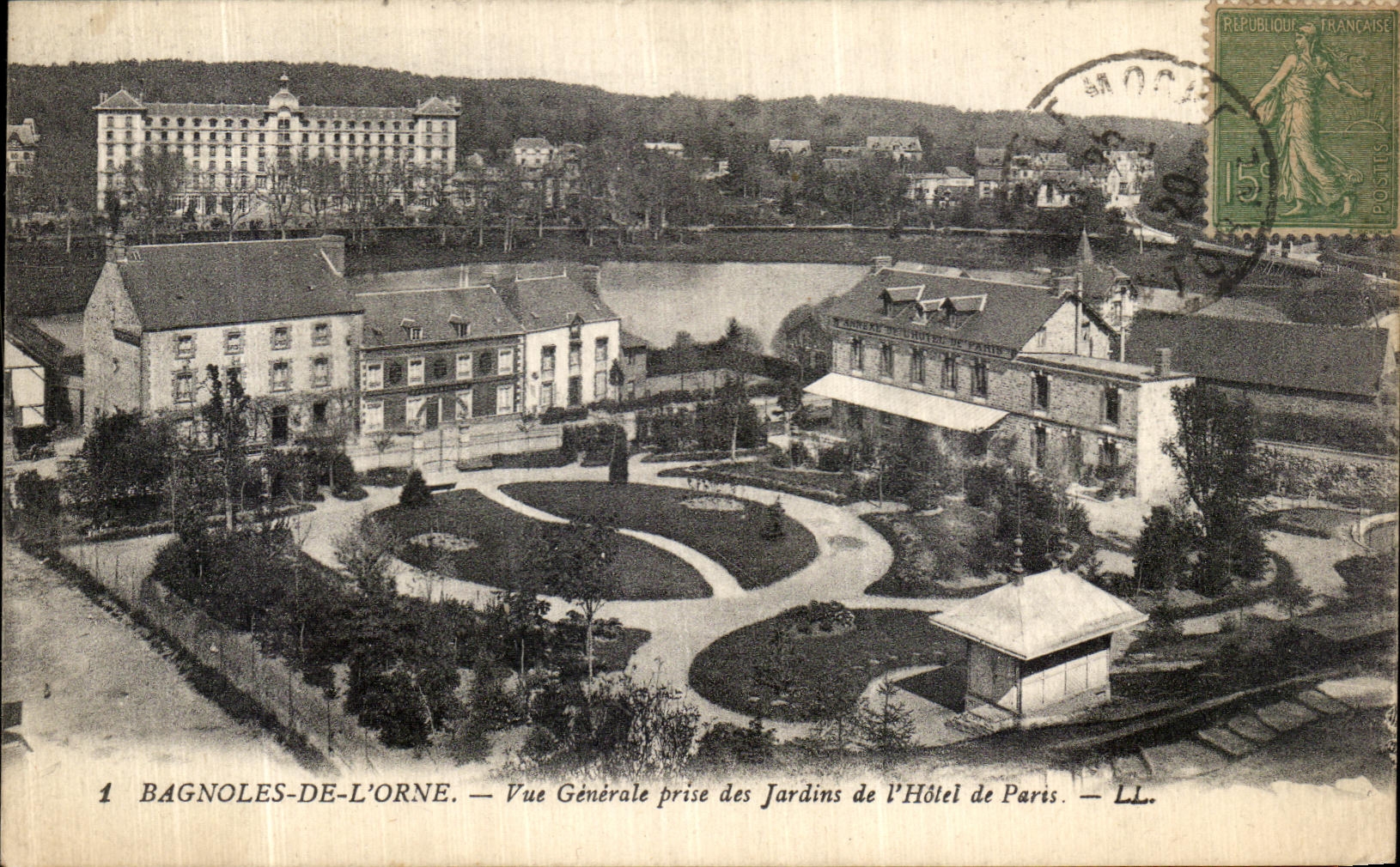 CPA Bagnoles de L Orne Vue Gerenale Prise des Jardins de l Hotel de Paris 