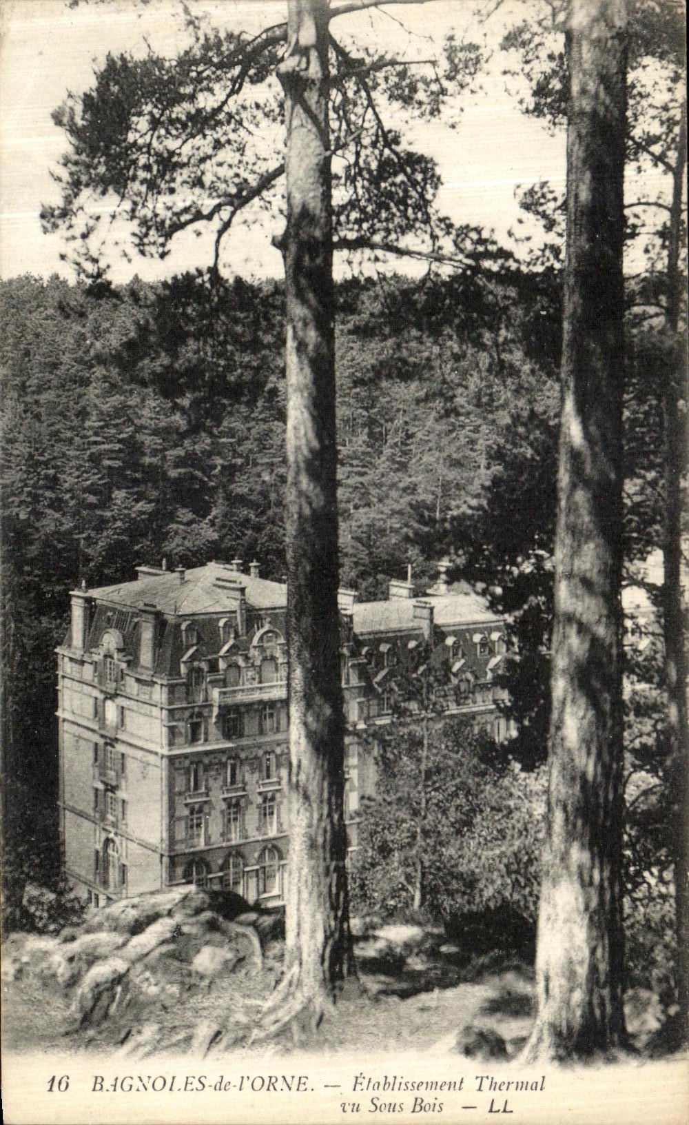 CPA Bagnoles de L Orne L Etablissement Thermal vu sous bois