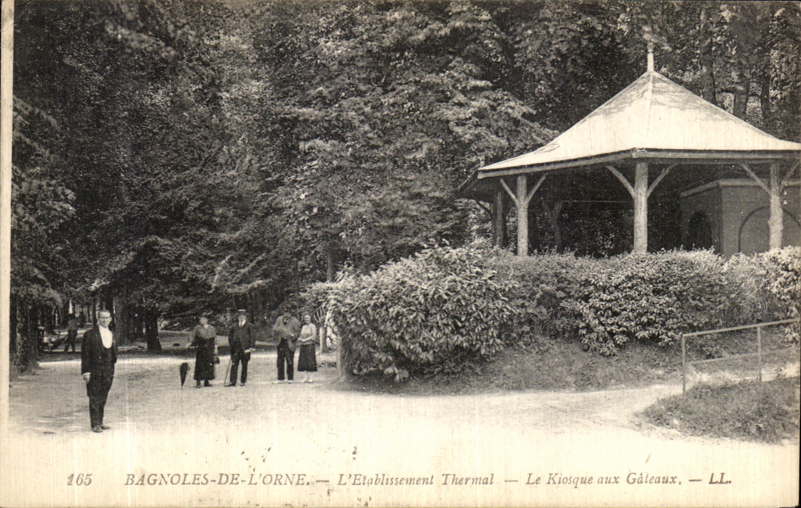 CPA Bagnoles de L Orne L Etablissement Thermal Le kiosque aux gateaux