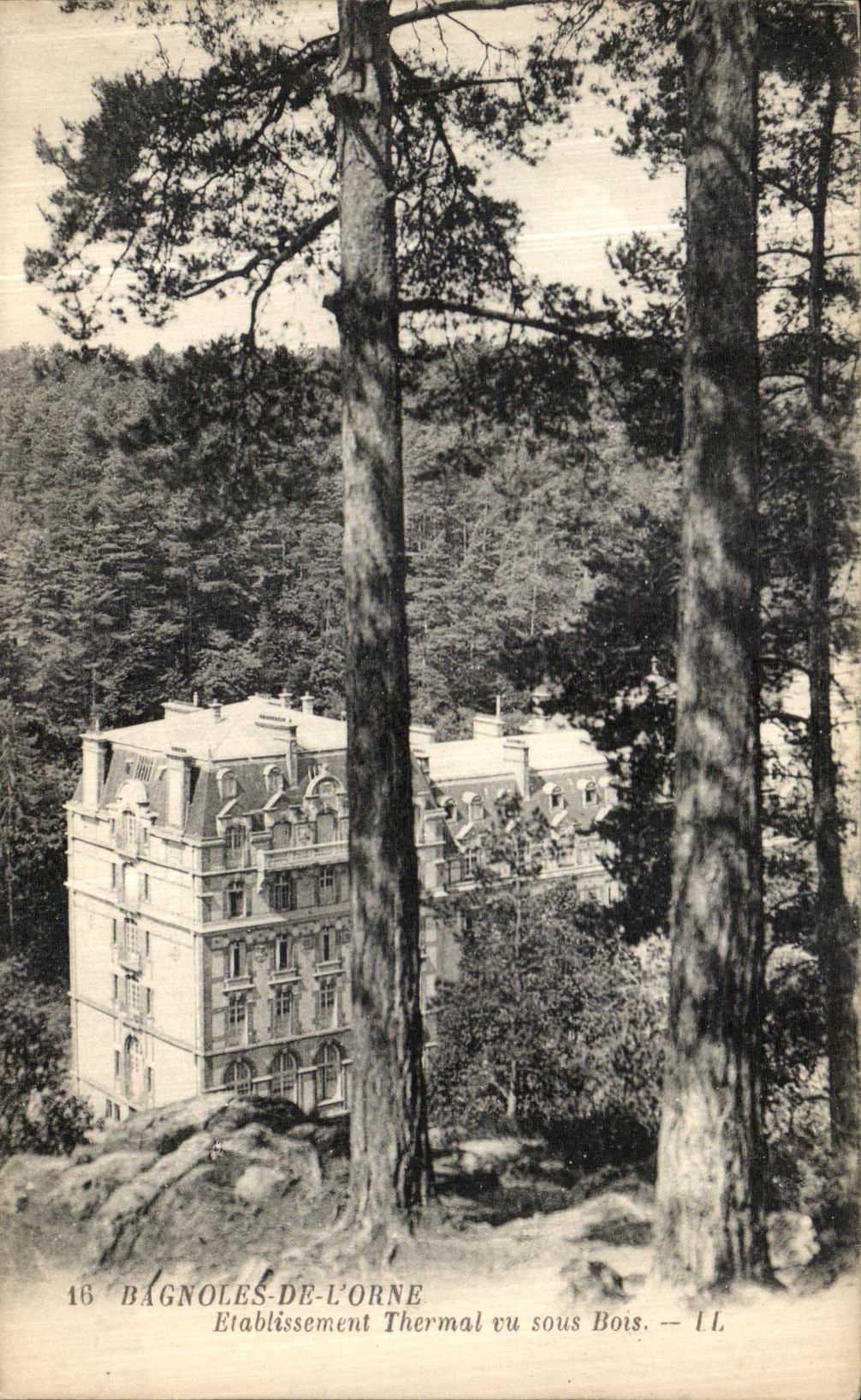 CPA Bagnoles de L Orne Etablissement Thermal Vu Sous Bois