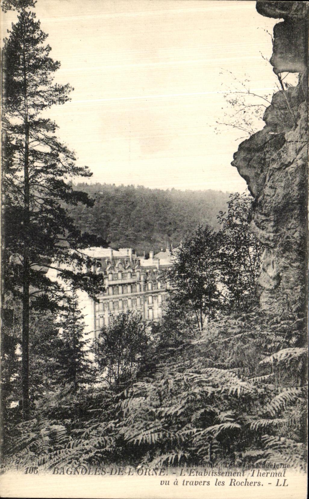 CPA Bagnoles de L Orne Etablissement Thermal vu a travers les rochers