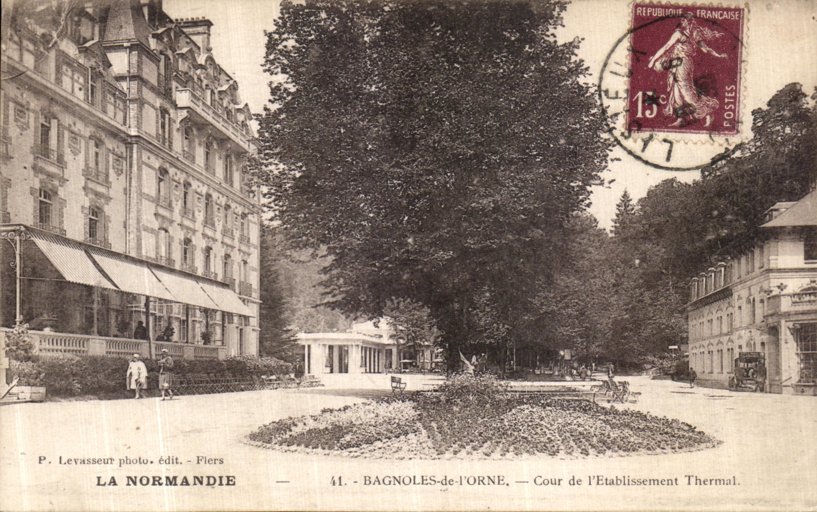 CPA Bagnoles de L Orne Cour de l Etablissement Thermal