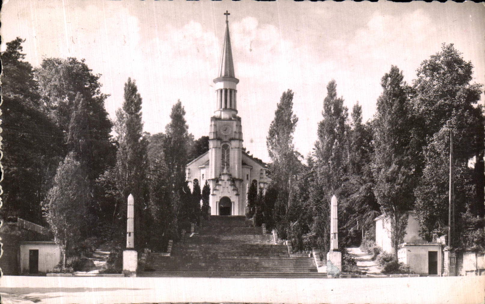 CPA Bagnoles de L Orne Eglise de Sacre Coeur