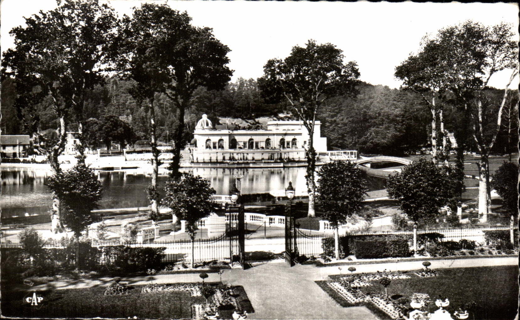 CPA Bagnoles de L Orne Le Casino du Lac vu du Grand Hotel