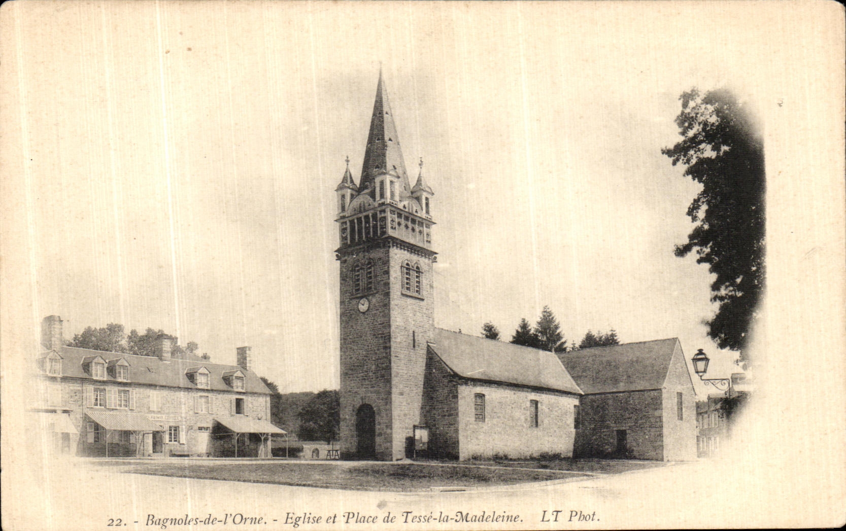 CPA Bagnoles de L Orne Eglise et Place Tesse la Madeleine