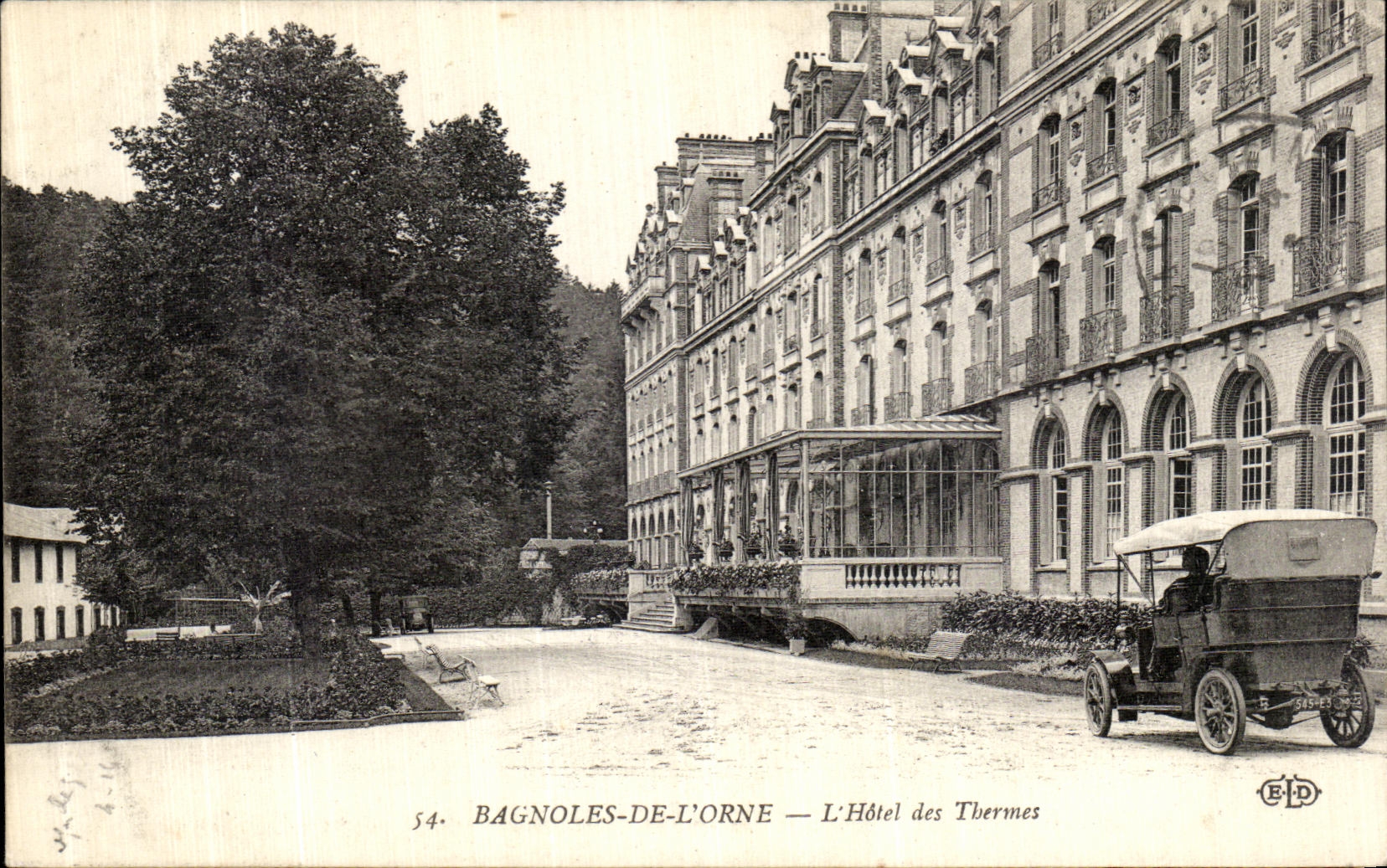 CPA Bagnoles de L Orne L Hotel des Thermes Automobile