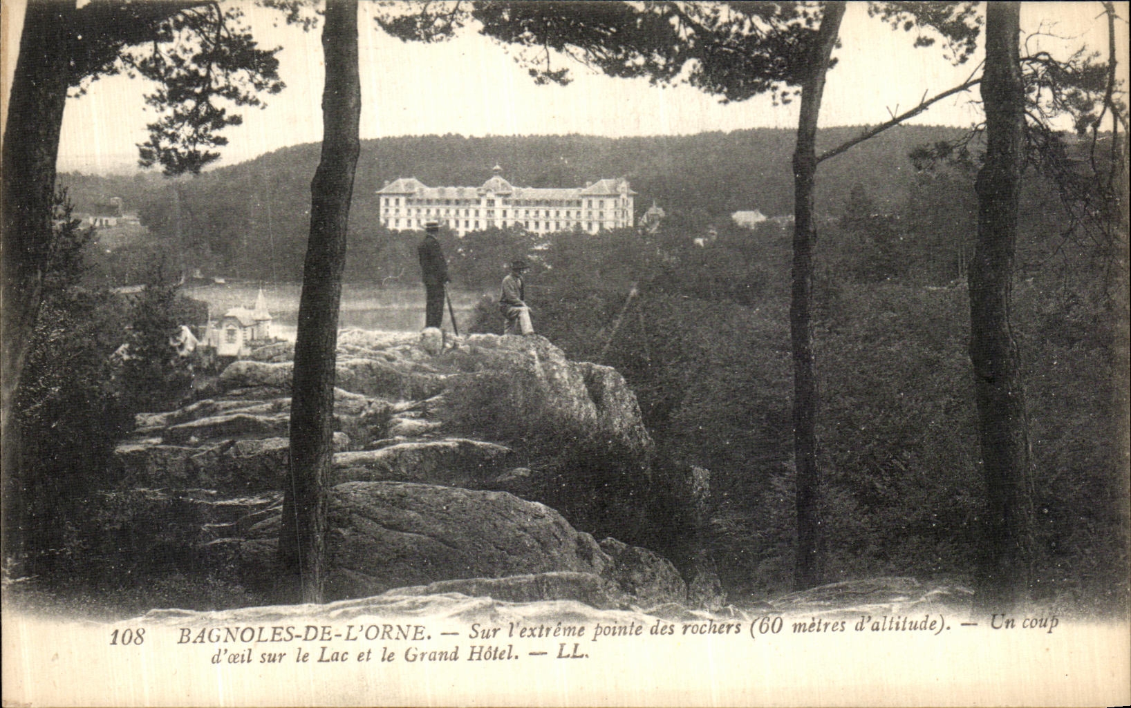 CPA Bagnoles de L Orne Sur l extreme Pointe des Rochers Un coup d oeil sur le lac et la grand hotel