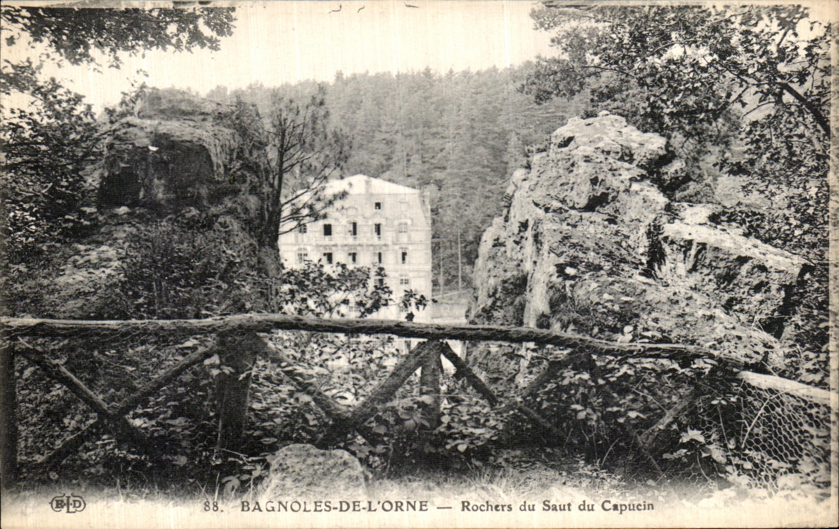 CPA Bagnoles de L Orne Rochers du Saut du Capucin