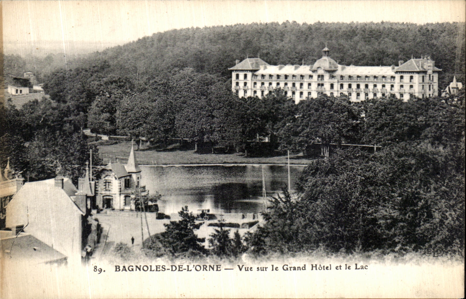 CPA Bagnoles de L Orne Vue Sur Le Grand Hotel et Le Lac
