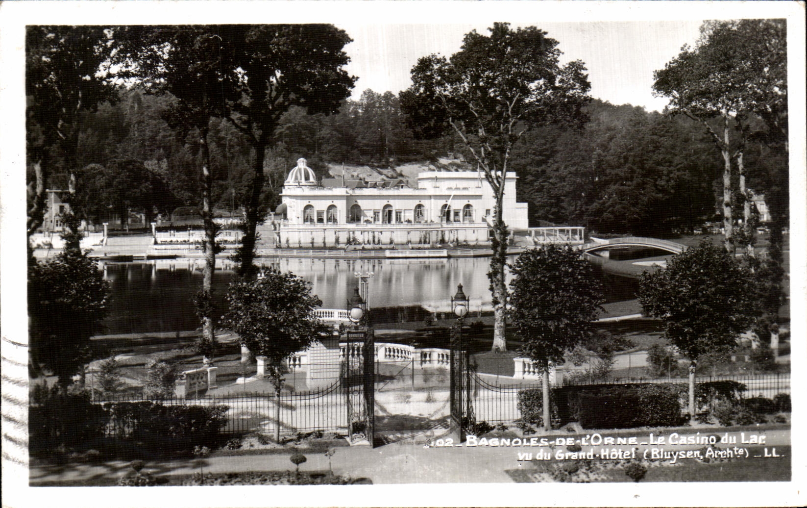 CPA Bagnoles de L Orne Le Casino du Lac vu du grand hotel