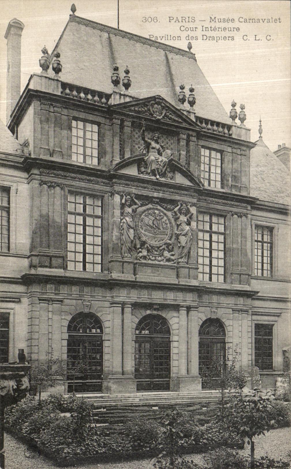 VINTAGE POSTCARD Paris Museum Carnavalet Interior Court House of the clothiers