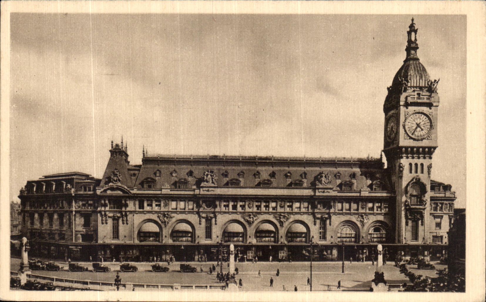 VINTAGE POSTCARD Paris the Gare de Lyon