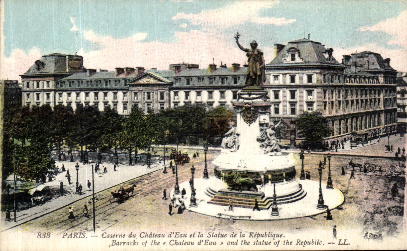 CPA Paris Caserne du Chateau d Eau et la Statue de la Republique