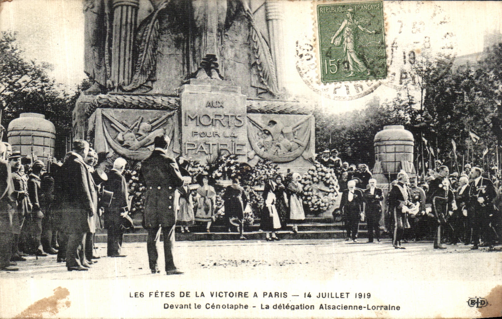 CPA Paris Fetes de la victoire 14 juillet 1919 DEvant le Cenotaphe La delegation Alsacienne Lorraine