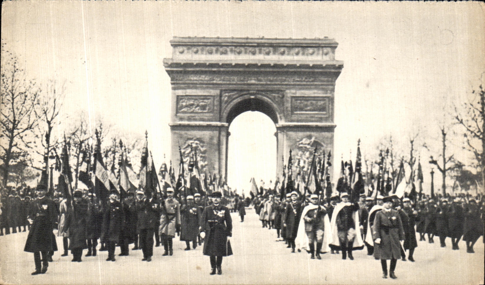 CPA 11 Novembre Les drapeaux des regiments dissous Militaria