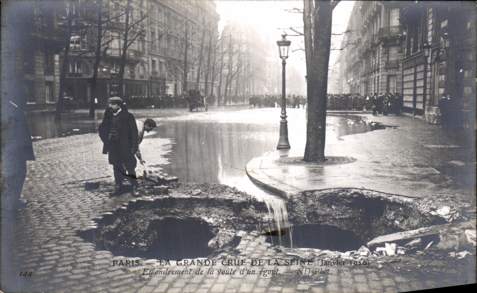 VINTAGE POSTCARD Paris Large the Rising Of the Seine Collapse of the vault D a sewer