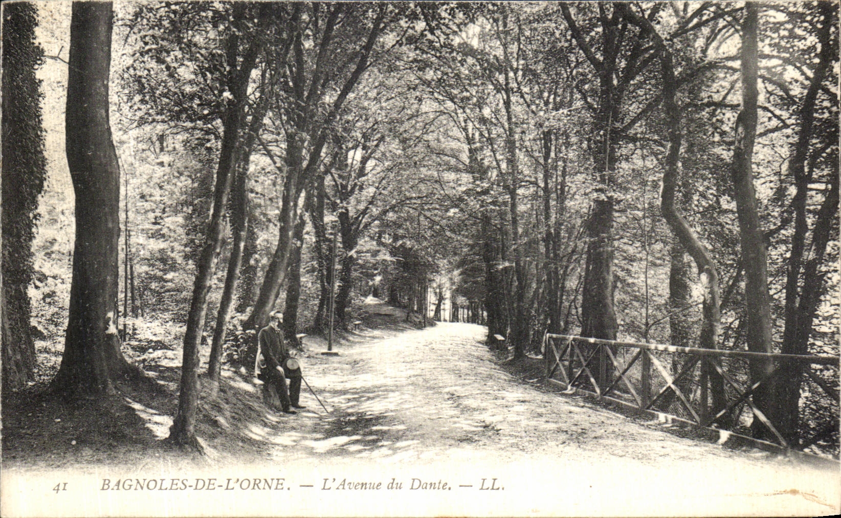 CPA Bagnoles de l Orne L Avenue du Dante