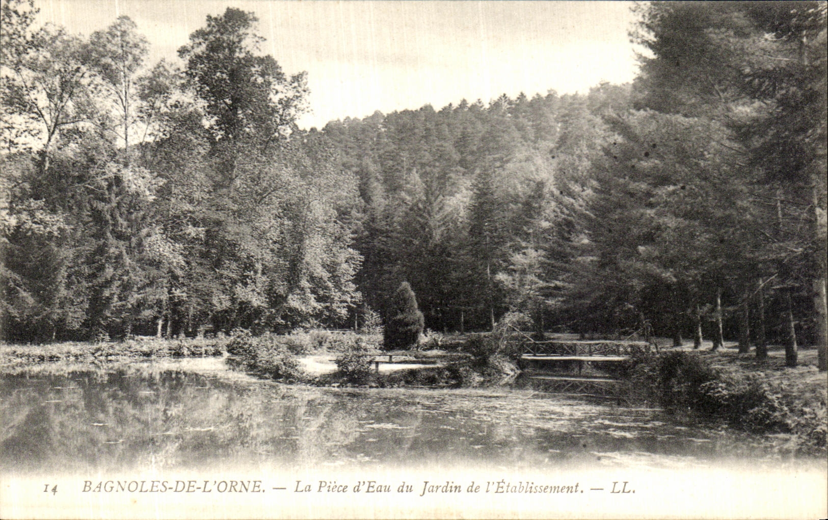 CPA Bagnoles de l Orne La Piece d Eau Jardin de l Etablissement