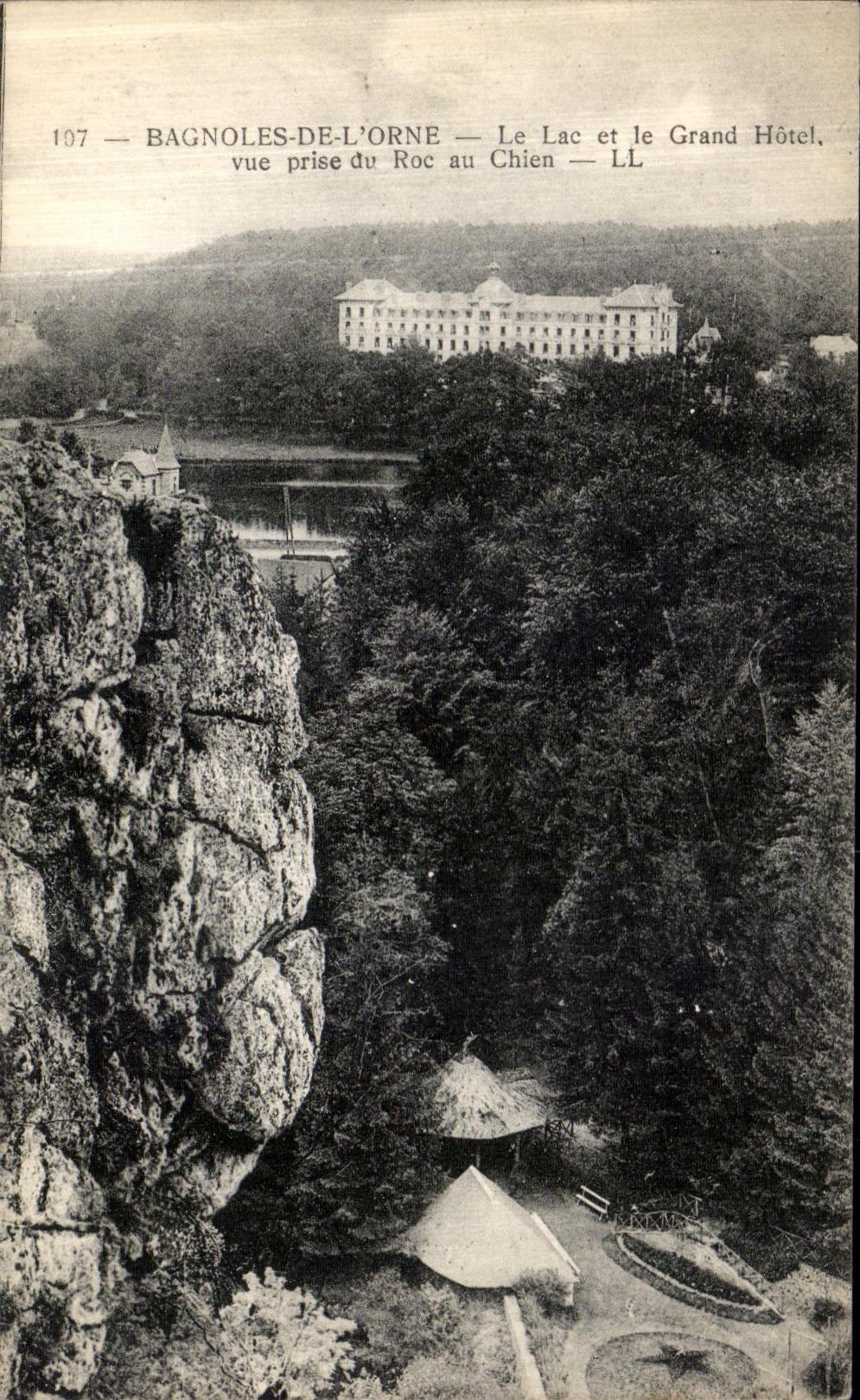 CPA Bagnoles de l Orne Le Lac et le Grand Hotel vue prise du Roc au Chien