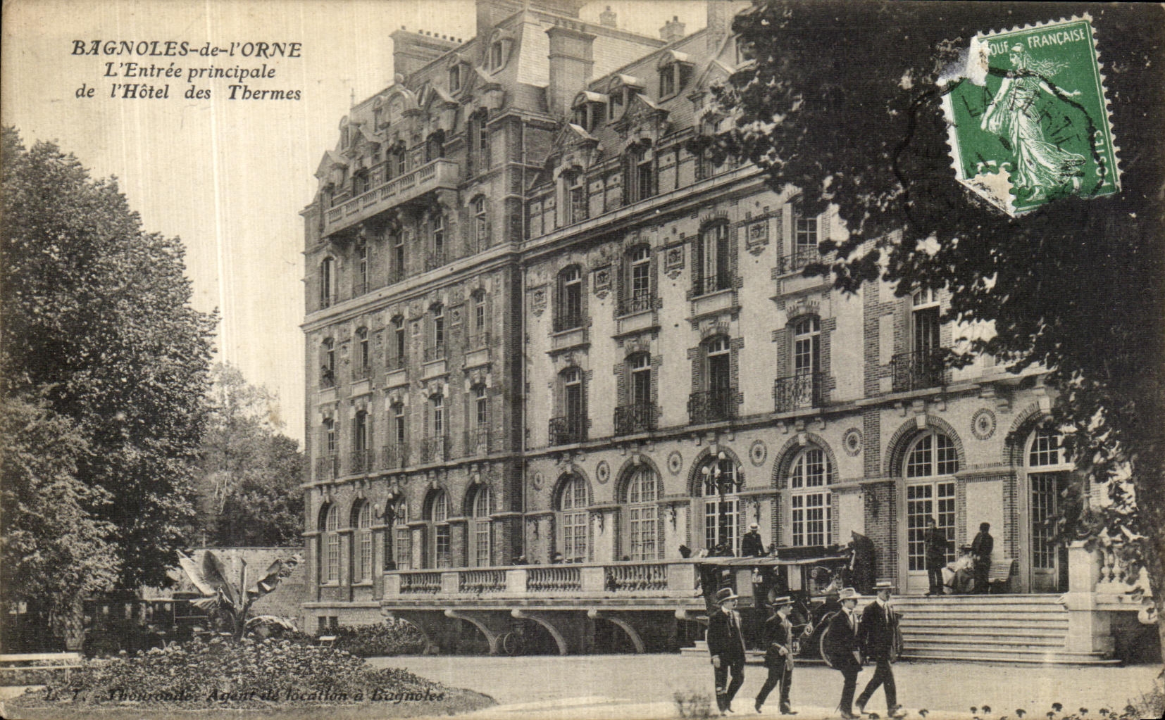 CPA Bagnoles de l Orne L Entree principale l Hotel des Thermes