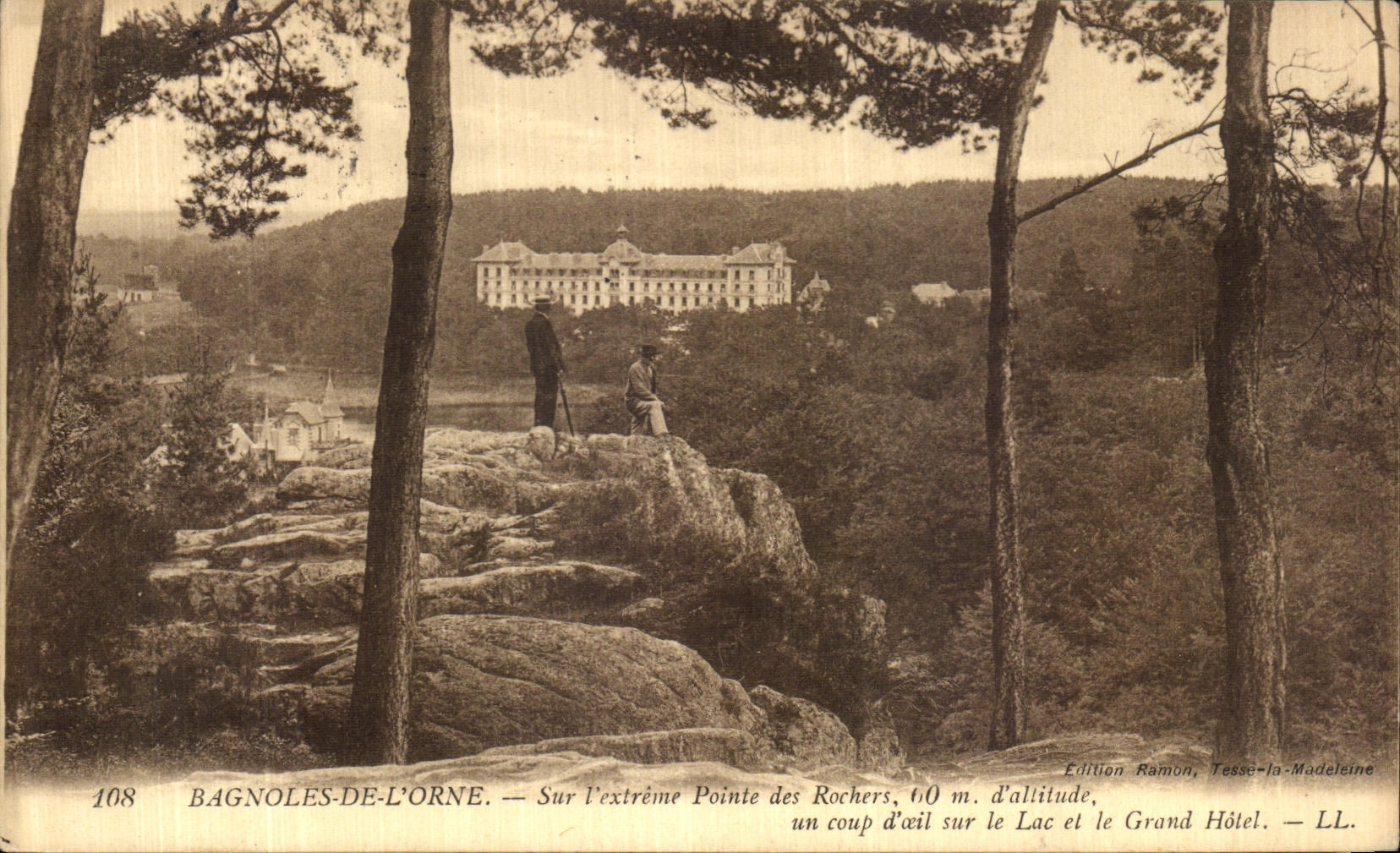 CPA Bagnoles de l Orne Sur l extreme Pointe des Rochers 