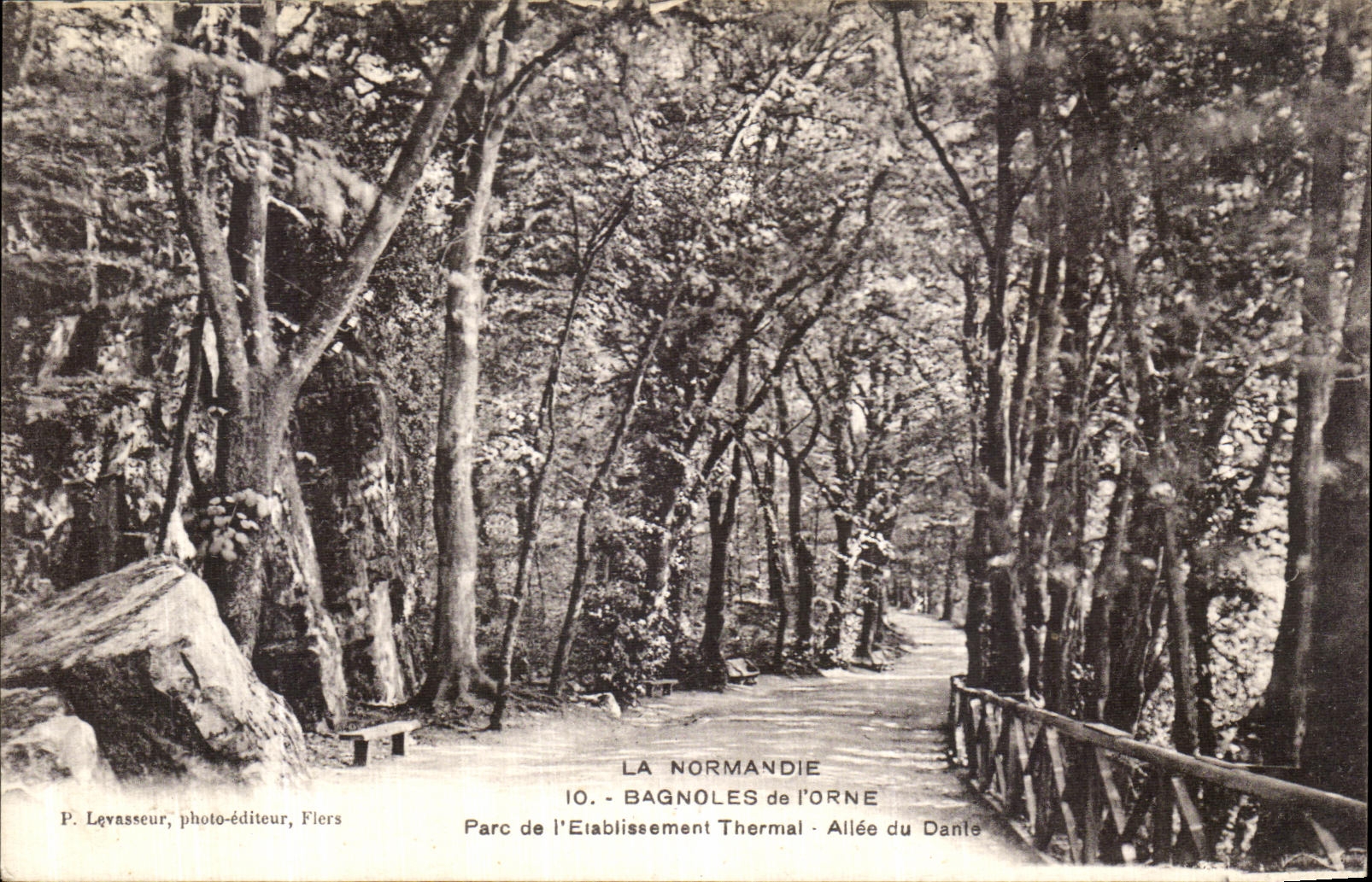 CPA La Normandie Bagnoles de l Orne Parc de l Etablissement Thermal Allee du Dante