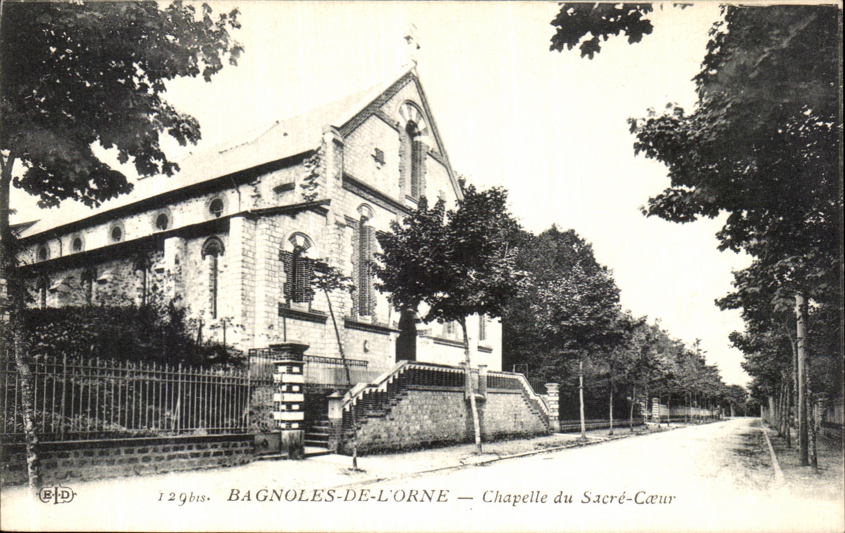 CPA Bagnoles de l Orne Chapelle du Sacre Coeur