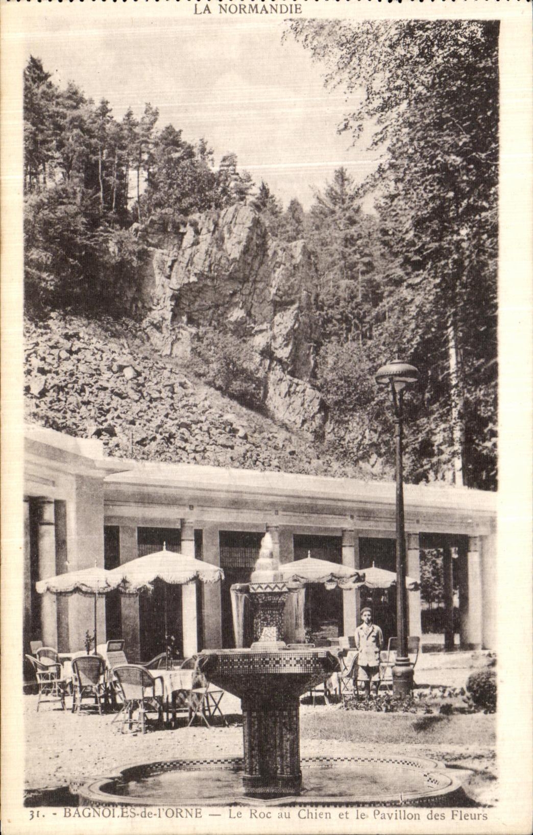 CPA Bagnoles de l Orne Le Roc du Chien et le Pavillon des Fleurs