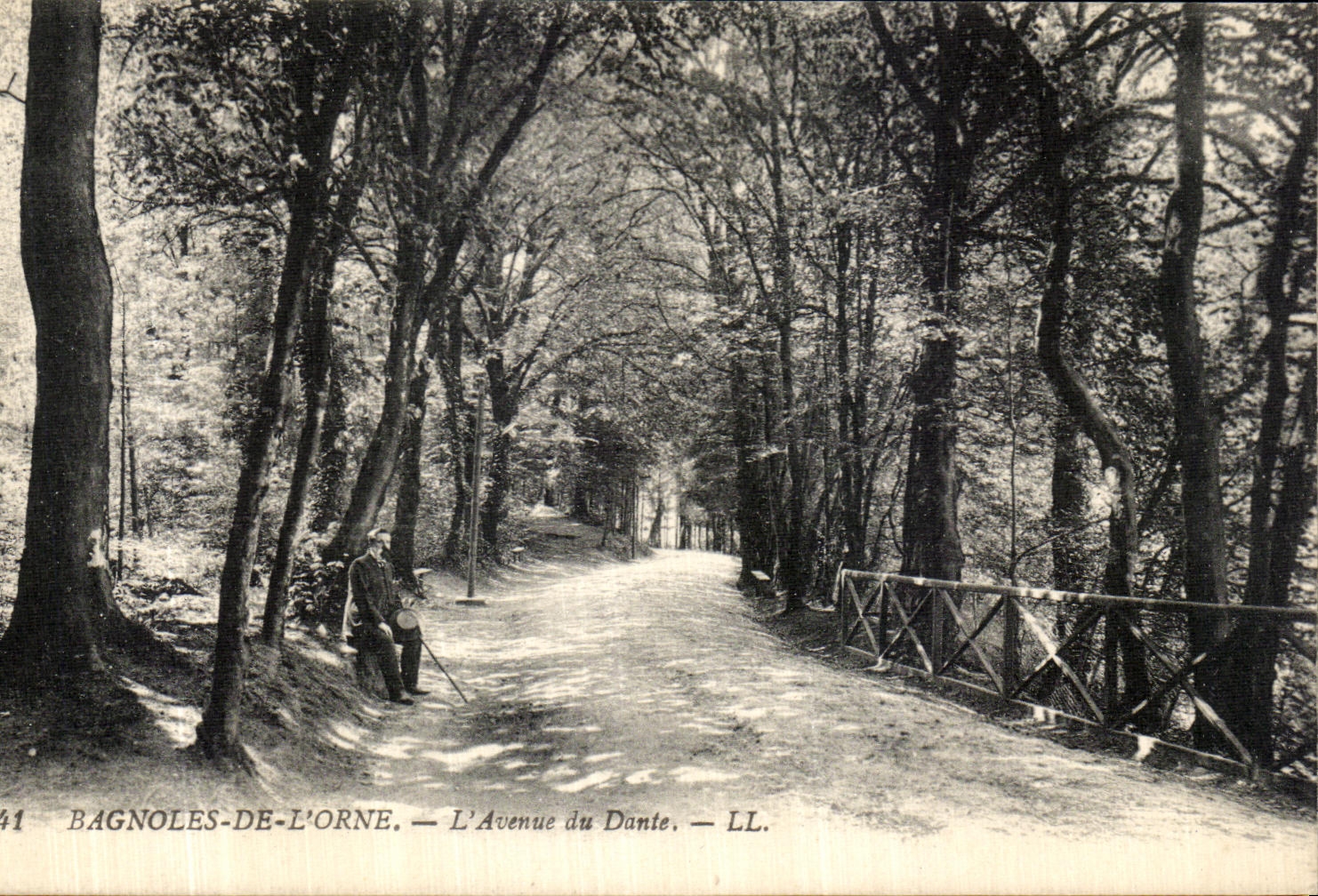 CPA Bagnoles de l Orne L Avenue du Dante
