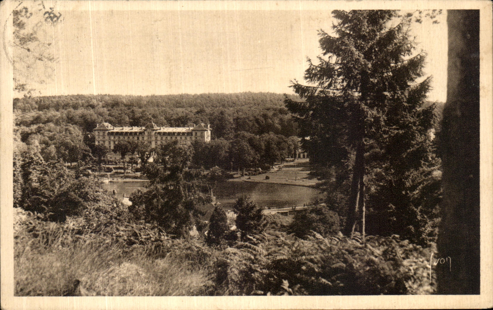 CPA Bagnoles de l Orne Vue sur le lac et le Grand Hotel