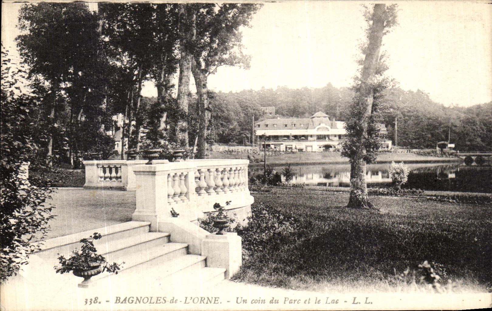 CPA Bagnoles de l Orne Un coin du Parc et le Lac