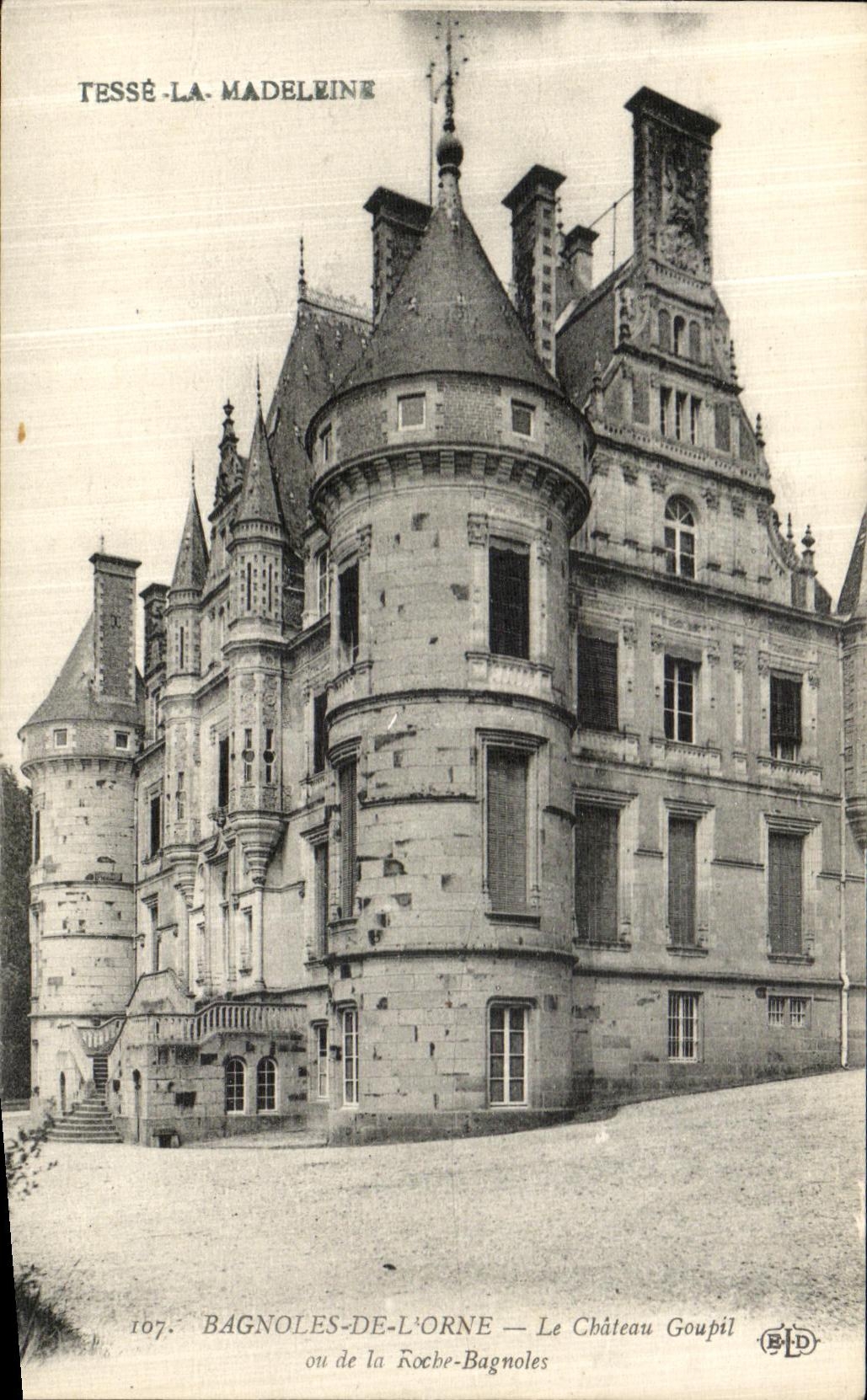 CPA Bagnoles de l Orne Le Chateau Goupil au de la Roche Bagnoles