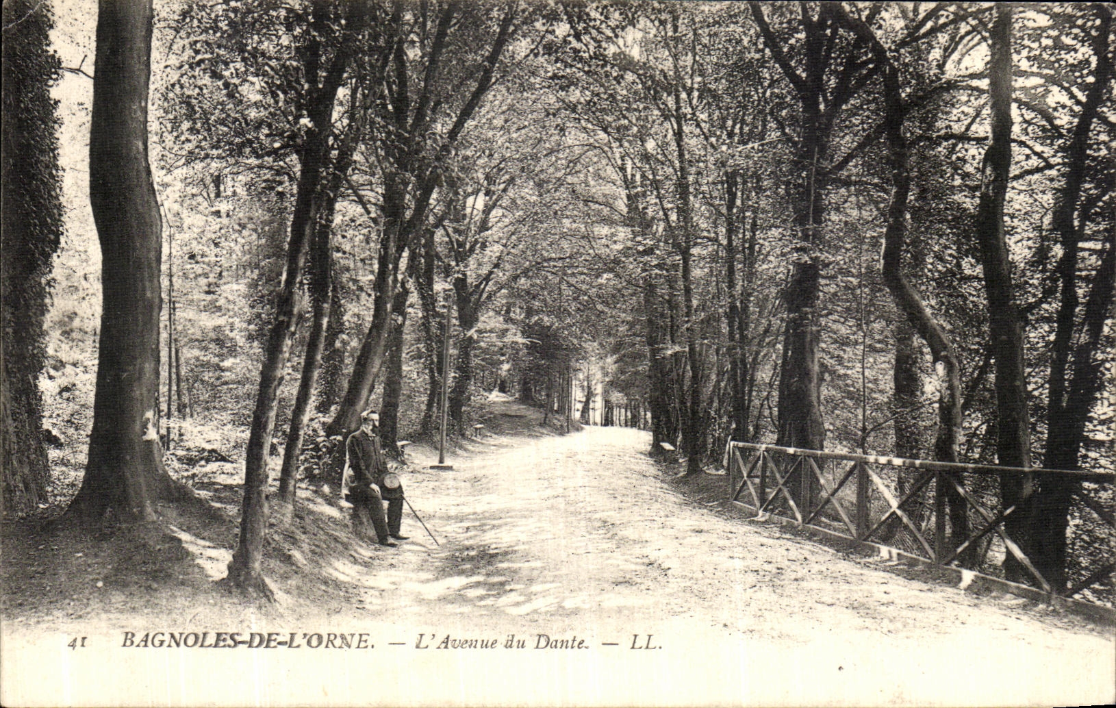 CPA Bagnoles de l Orne L Avenue du Dante
