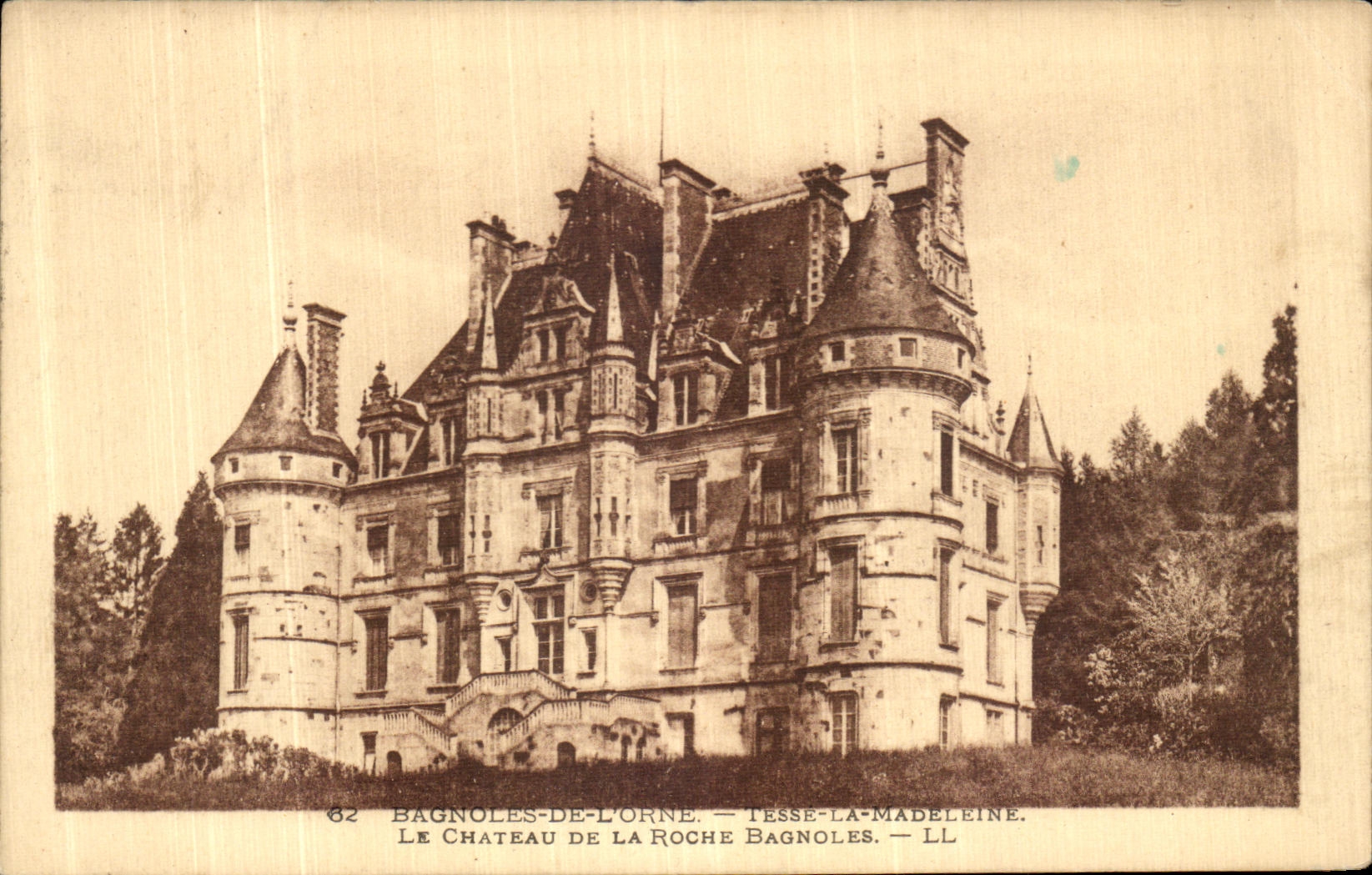 CPA Bagnoles de l Orne Tesse la Madeleine Le Chateau de la Roche Bagnoles