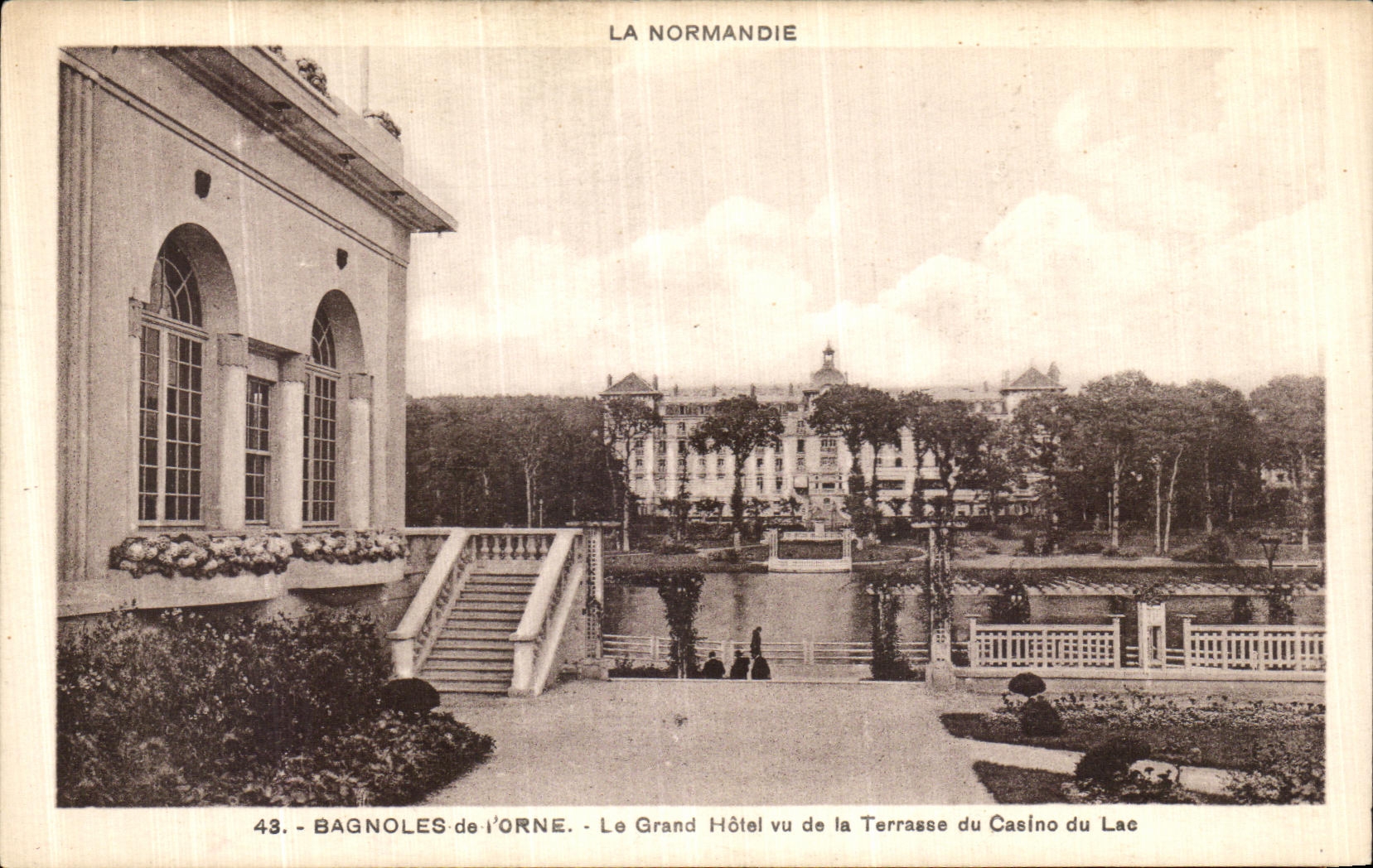 CPA Bagnoles De L Orne Le Grand Hotel vu de la Terrasse du Caslno du Lac