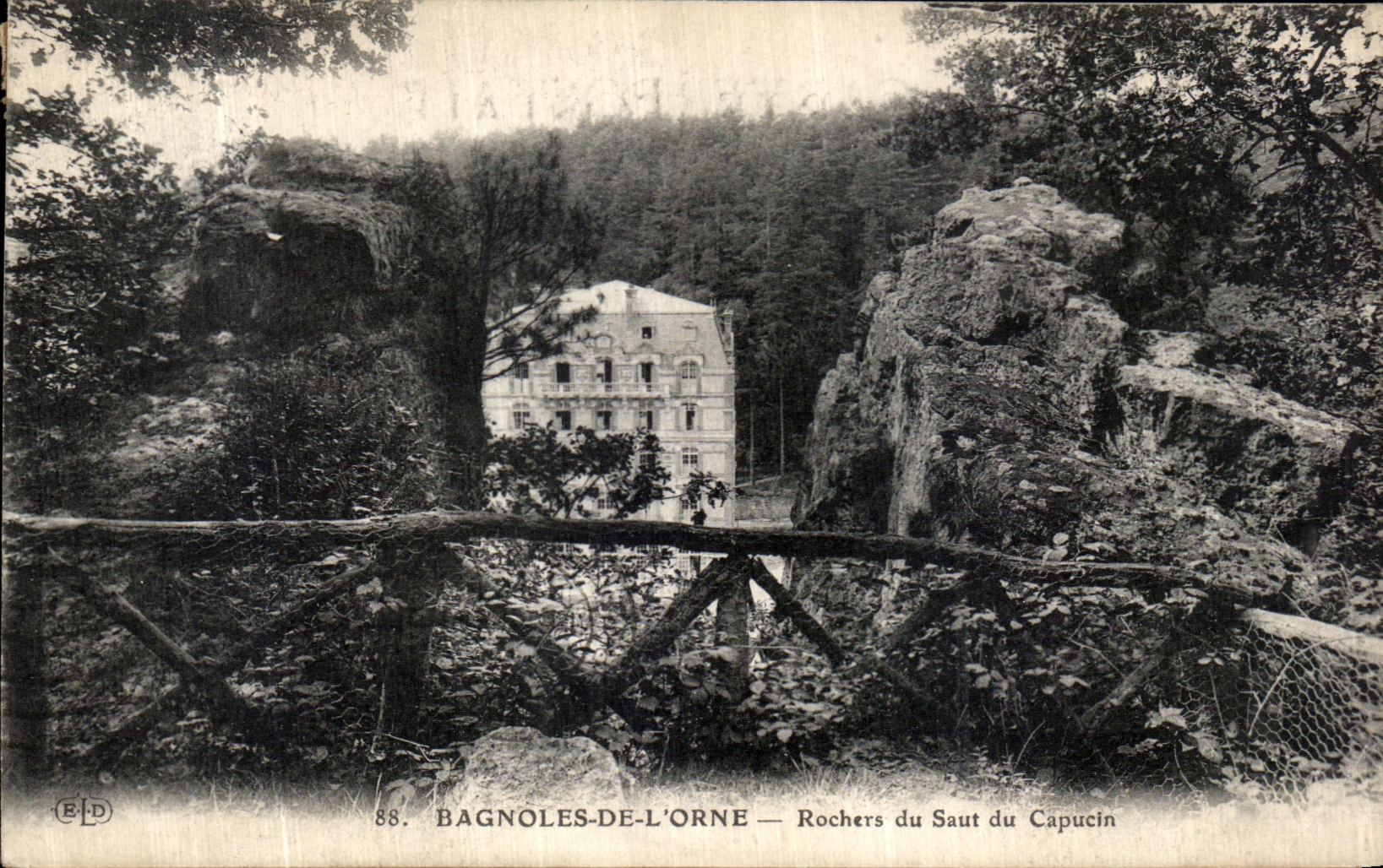 CPA Bagnoles De L Orne Rochers du Saut du Capucin