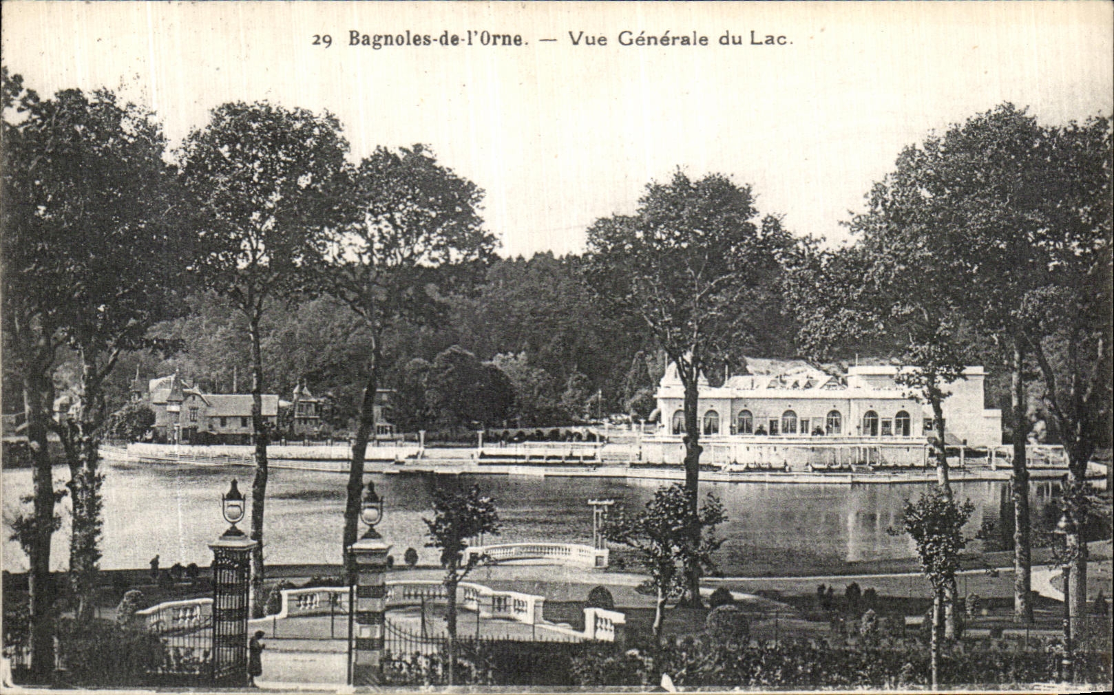 CPA Bagnoles De L Orne Vue Generale du Lac