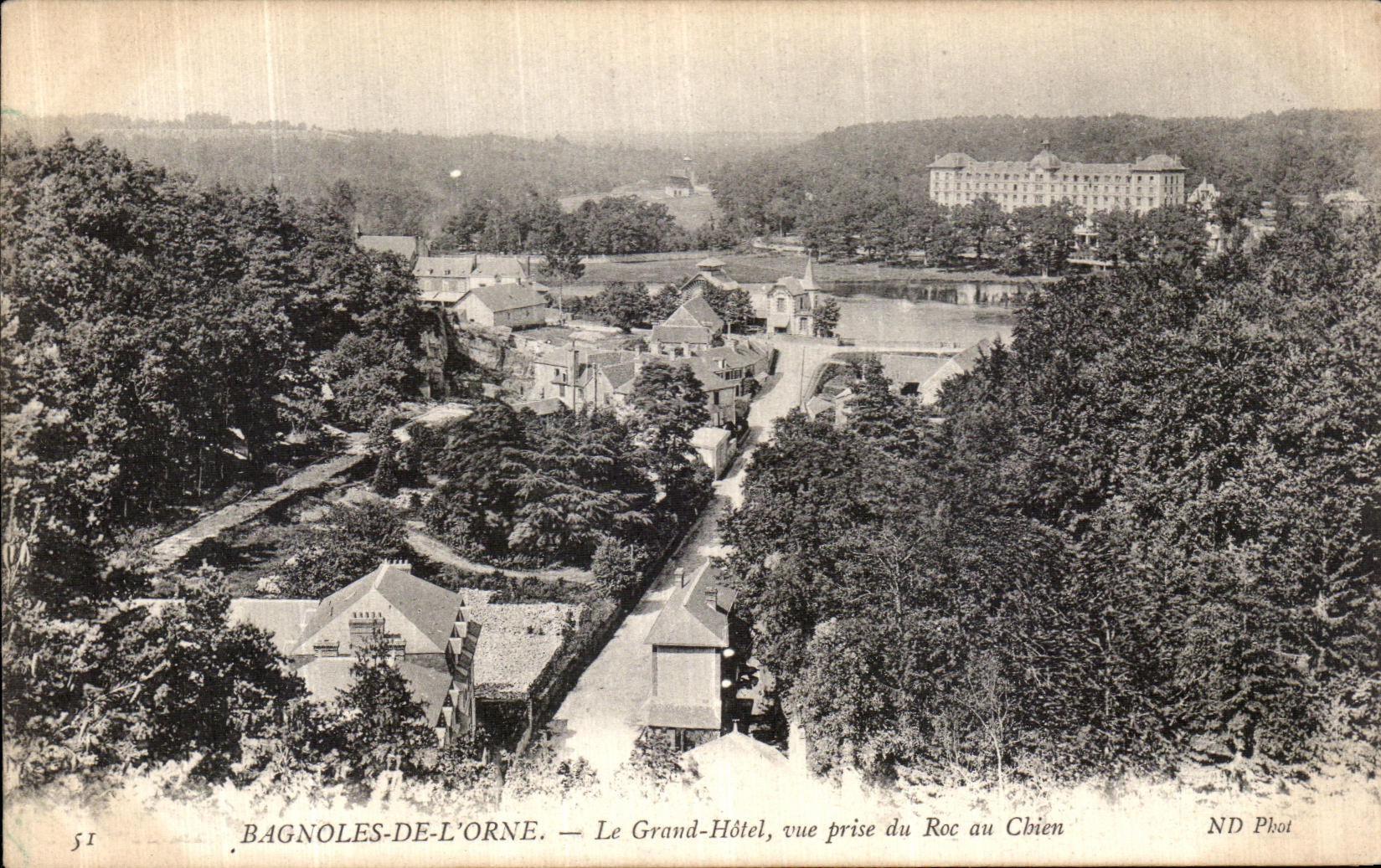 CPA Bagnoles De L Orne Le Grand Hotel Vue prise du Roc au Chien