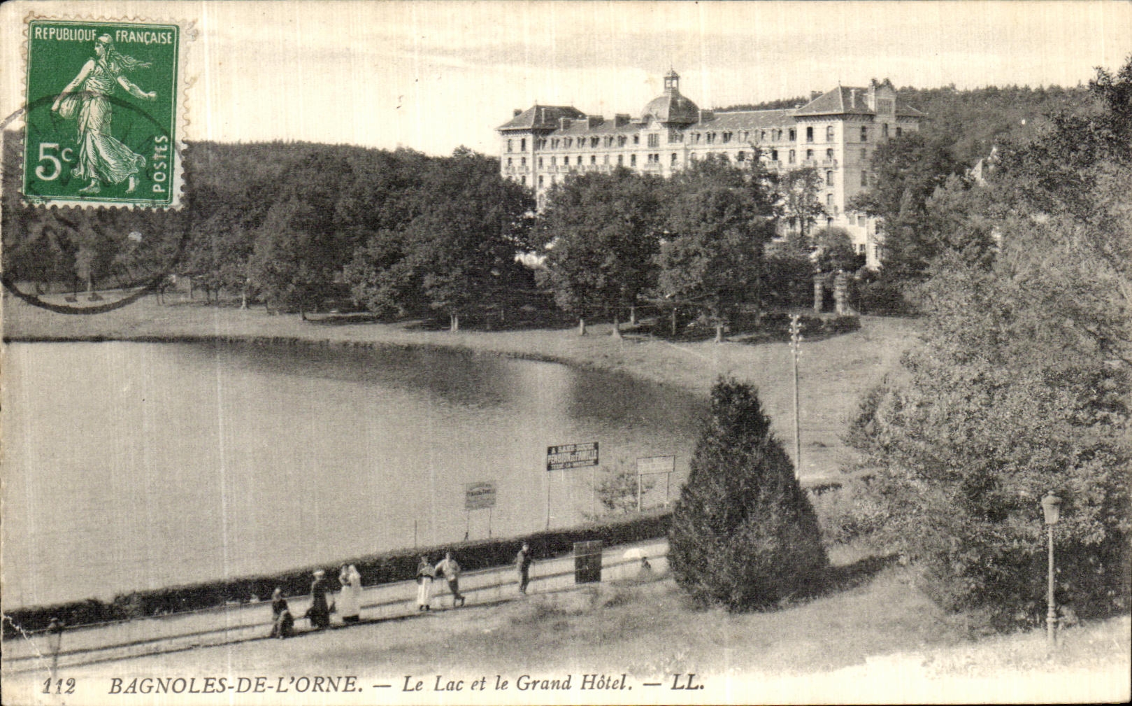 CPA Bagnoles De L Orne Le Lac et le Grand Hotel