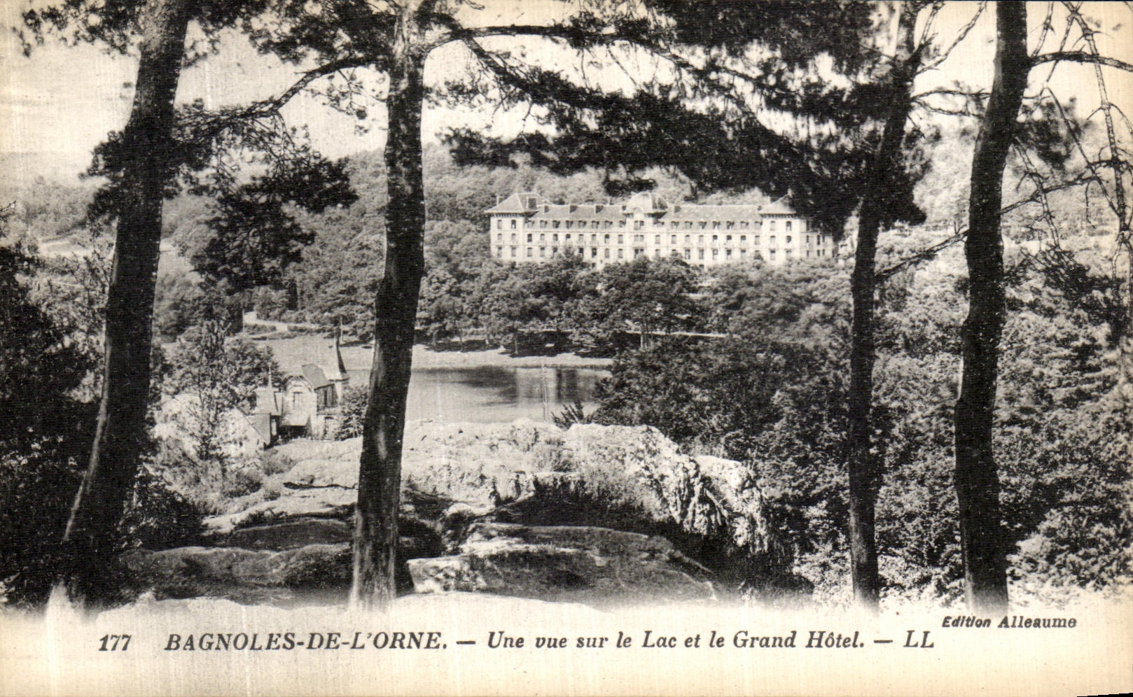 CPA Bagnoles De L Orne Une vue sur le Lac et le Grand Hotel