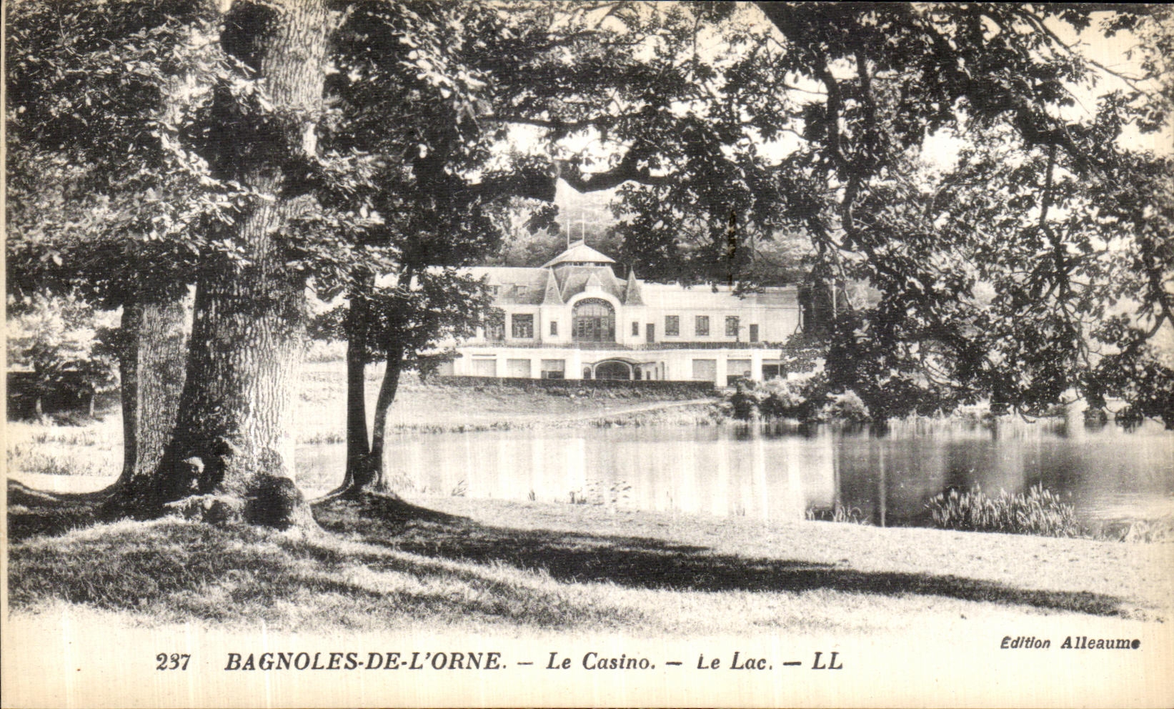 CPA Bagnoles De L Orne Le casino Le lac