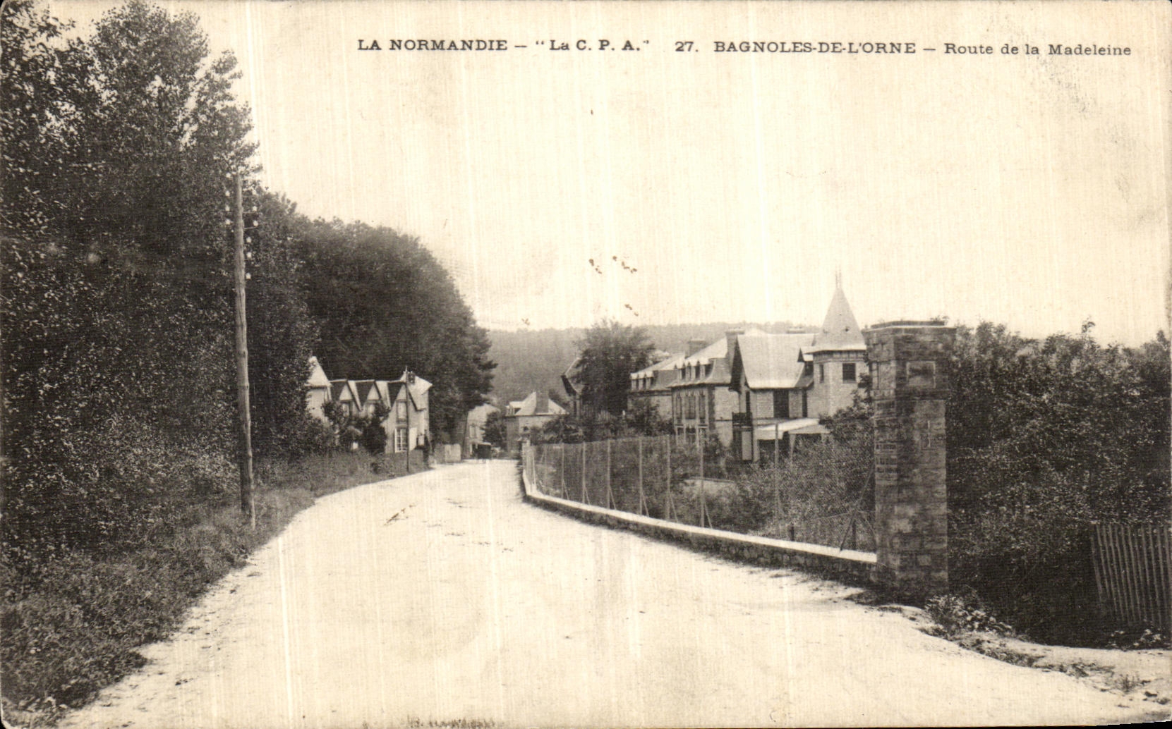 CPA Bagnoles De L Orne Route de la Madeleine