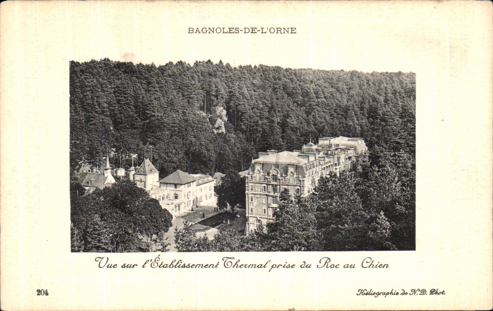 CPA Bagnoles De L Orne Vue sur l etablissement thermal prise du roc au chien