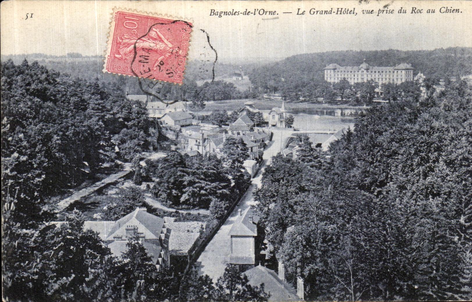 CPA Bagnoles De L Orne Le Grand Hotel Vue prise du roc au chien